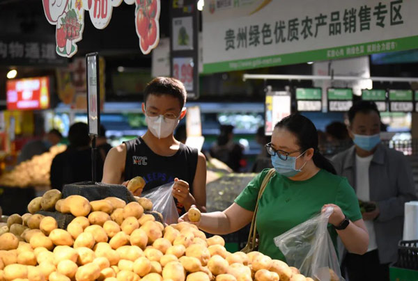 市民在南明區惠民生鮮合力超市南浦路店選購土豆。