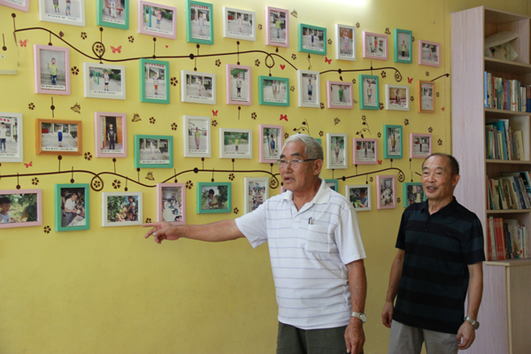 渔溪沟村留守儿童假期学校照片墙。陈俊宇摄