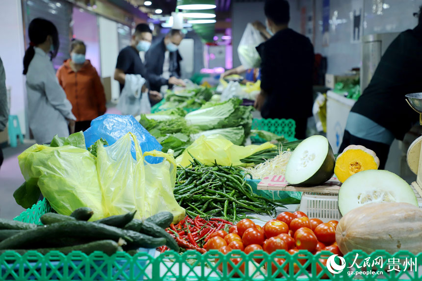 凤凰路农贸市场内市民在选购蔬菜。人民网 顾兰云摄