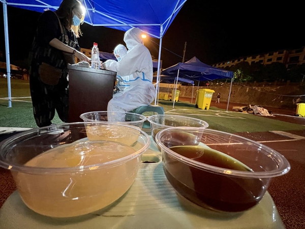 开阳县硒城街道辖区爱心企业为星夜兼程开展核酸检测的工作人员送来的银耳汤，他们只囫囵喝了两口，便埋头继续开展工作了。