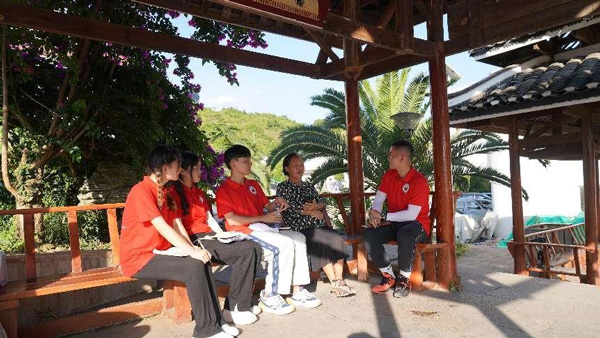 宣講團成員拜訪老黨員。