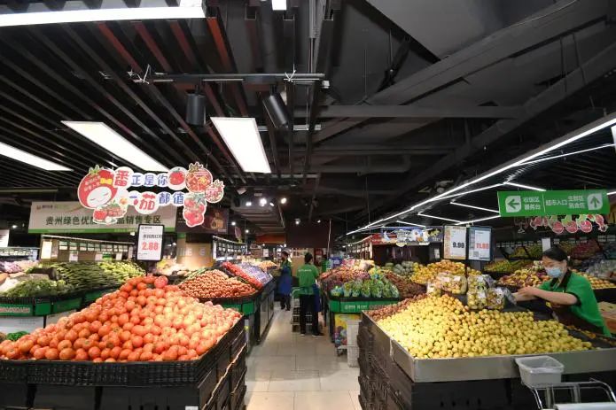 合力超市南浦路店内蔬菜、水果充足。
