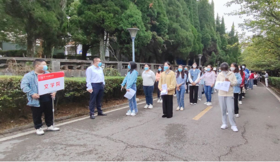 民大博士團隊維護核酸檢測秩序。
