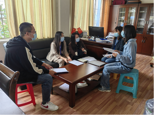 青年博士討論學生課程輔導事宜。
