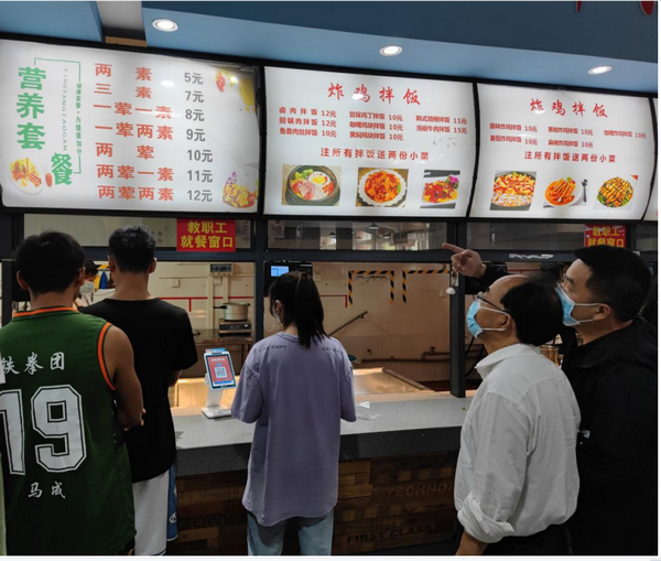張鵬程到學生食堂實地走訪。