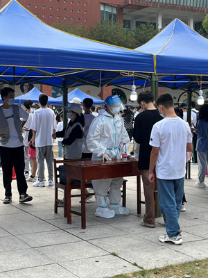 2.2022级新生辅导员裴鹏涛在香樟广场做核酸检测志愿服务工作。