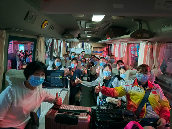 丹寨县第三批核酸采集医疗队夜赴贵阳。