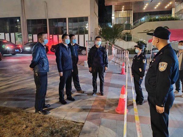 1--图为安顺市公安局市人民政府副市长、市公安局党委书记、局长顾长华深入防疫一线督导工作。安顺市公安局供图