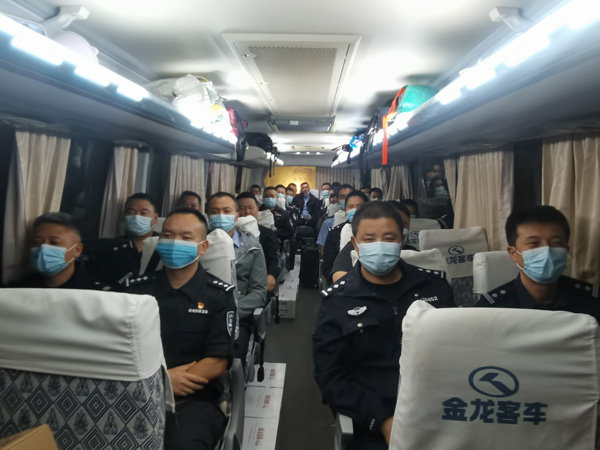 2--图为安顺市公安局市局民警集结驰援平坝。安顺市公安局供图