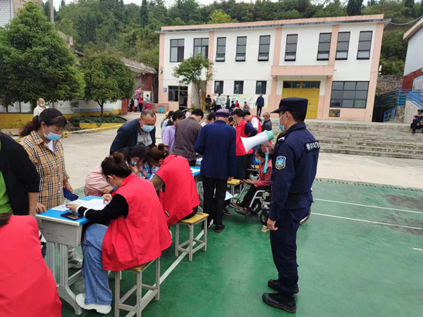 5   图为安顺市公安局  核算检测点现场，群众有序进行核酸检测。安顺市公安局供图