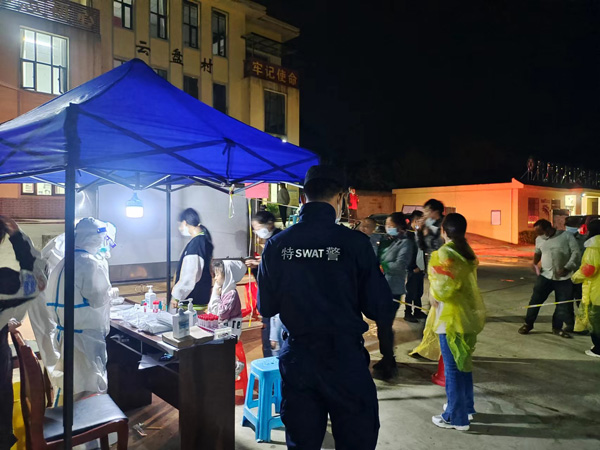6--图为安顺市公安局-工作人员为群众做核酸。安顺市公安局供图