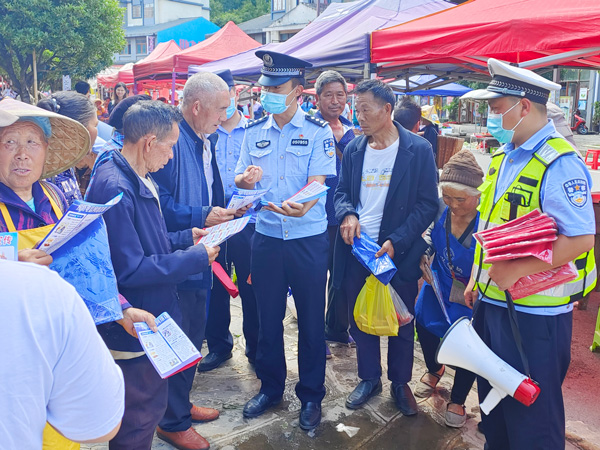 晴隆沙子中心派出所民警趕集日在轄區開展預防養老詐騙宣傳工作。王建攝