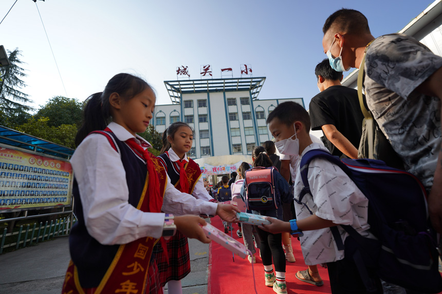 9月5日，在贵州省丹寨县城关一小，学生为一年级新生赠送入学礼物。