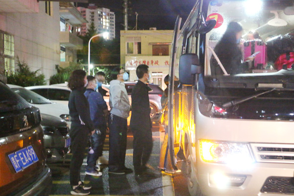 9月3日晚，赫章县派遣50名医务人员支援织金抗击疫情。