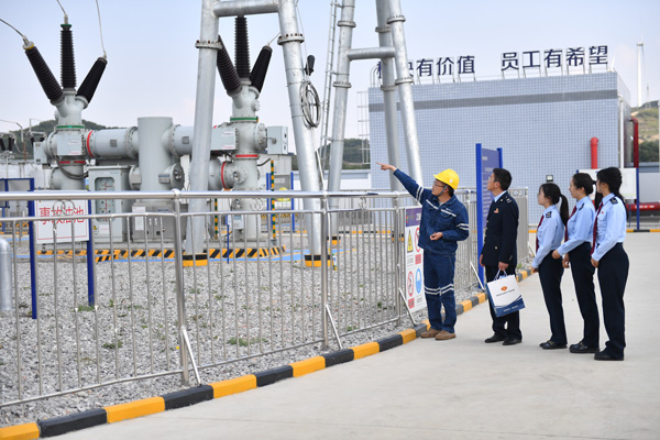 金元集團威寧能源公司仙水窩光伏電站工作人員向稅務人員介紹升壓站運行情況。劉臣攝