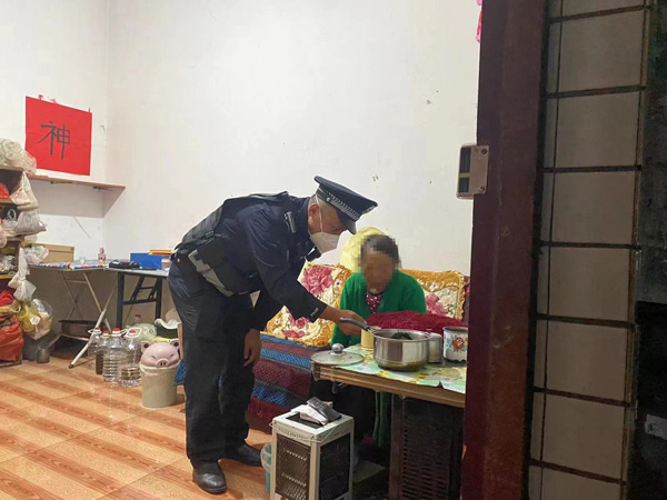 老人疫情期间突发疾病，民警及时救助化险为夷。