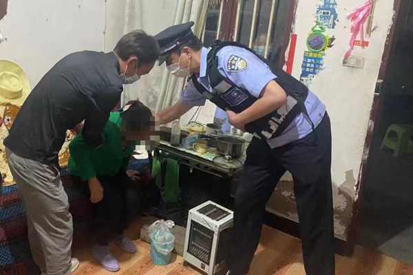 老人疫情期间突发疾病，民警及时救助化险为夷。