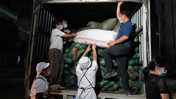 9月5日晚，工作人员正在装运送往贵阳的生活物资。