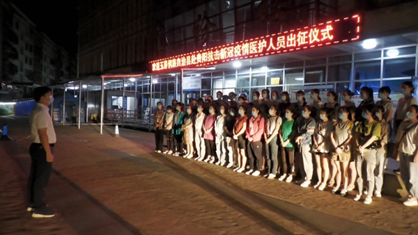 县人民政府副县长宋尧广送医护人员出征。