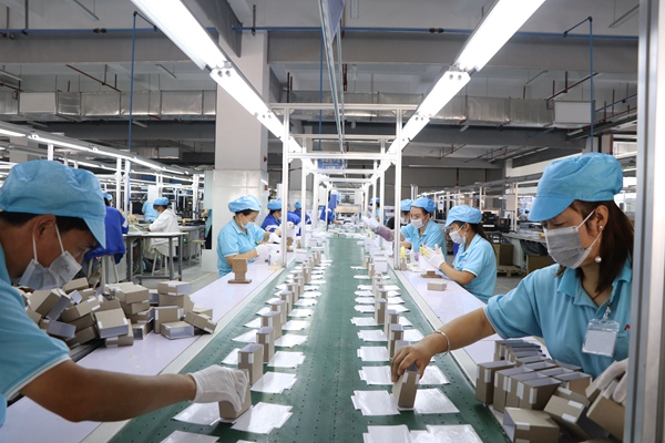 贵州铭丰包装有限公司工人正在抓紧生产。