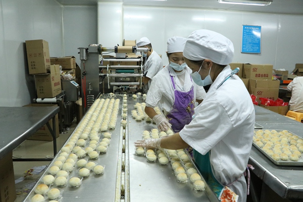 毕节金辉食品有限责任公司工人正在生产月饼。