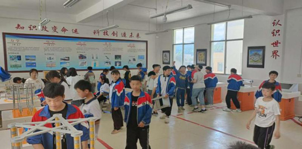 大营中学学生在学校农村科技馆体验科。