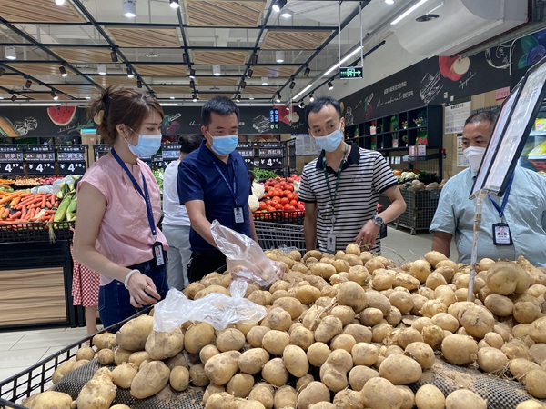 工作人员到超市对蔬菜、水果等供应情况和价格情况进行监督检查