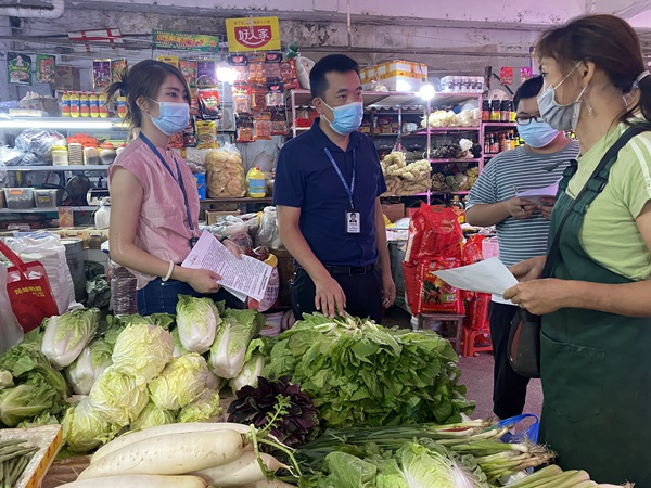 工作人员到农贸市场对蔬菜供应情况和价格情况进行监督检查。