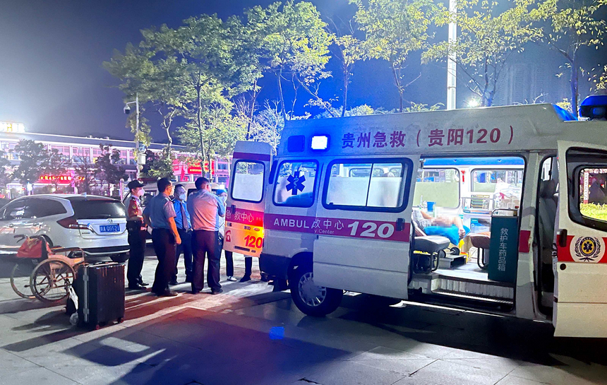 将重病旅客送上救护车。
