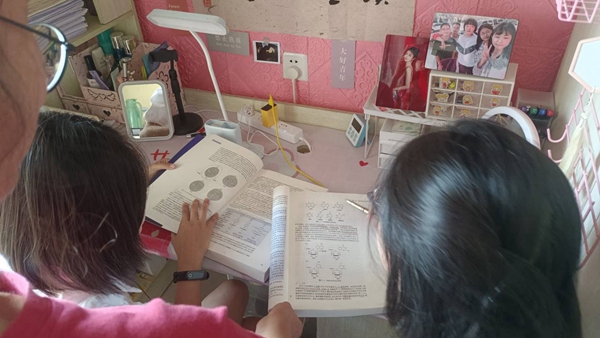 1.同学们在寝室里学习。