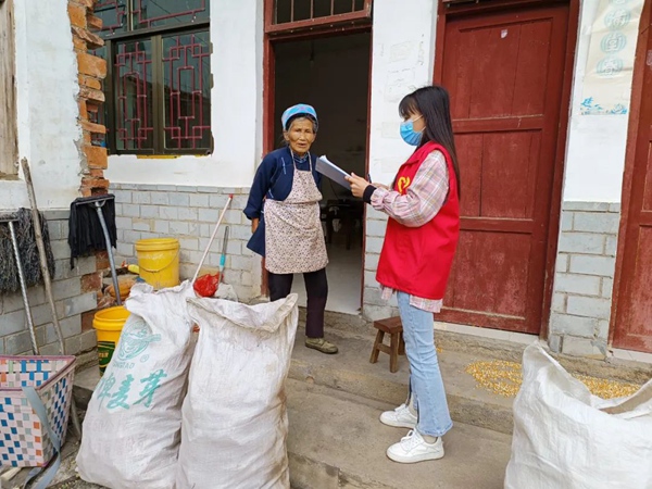 贵安新区高峰镇志愿者入户帮助村民绑定核酸检测小程序。共青团贵州省委 供图