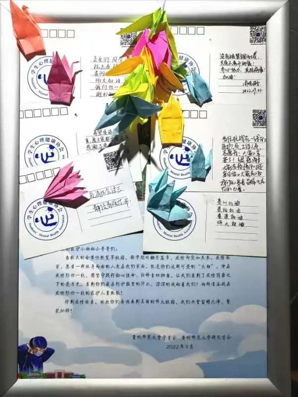 志愿者发放物资 。