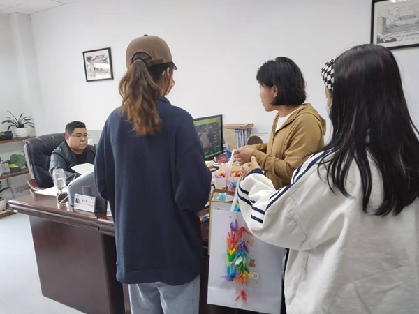 工作人员送成品至团委老师处。