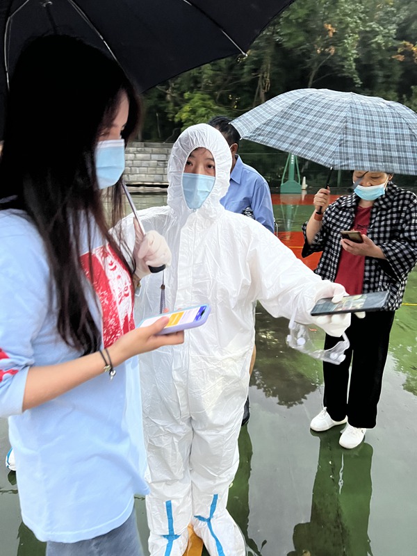1.贵州师范大学幼儿园李红老师在宝山校区篮球场点位做志愿者。