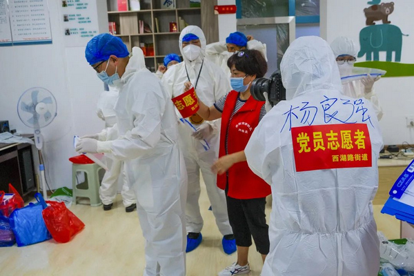 9月7日，省水利厅马荣宇等9名志愿者积极参加盛世花城社区居委会组织的疫情防控工作。蒋薇摄