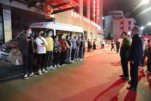 9月4日晚10点，盘江煤电集团医院第三批10名医务人员出征贵阳，他们带上防护物资，全力支援贵阳疫情防控工作。盘江煤电集团供图