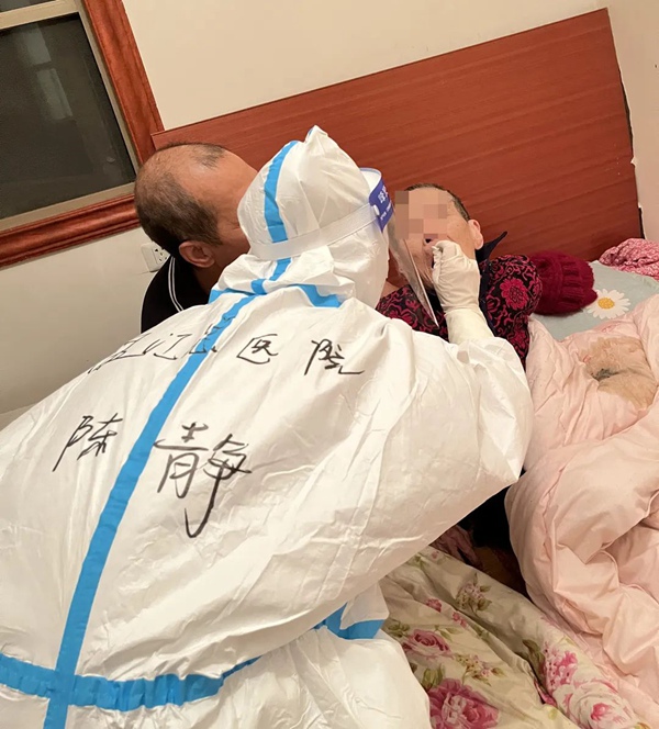 9月6日晚，盘江煤电集团医院护士陈静入户为行动不便老人进行核酸采样。盘江煤电集团供图