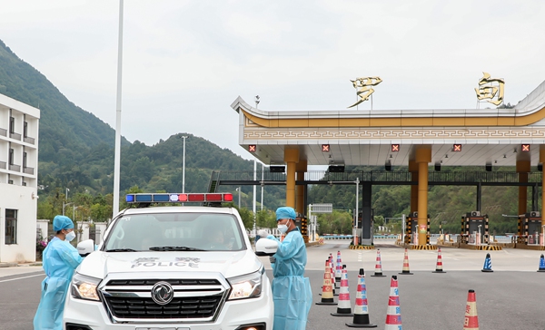 2022年9月3日，工作人员在罗甸县高速路口进行扫码查验。（史传鸿 摄）