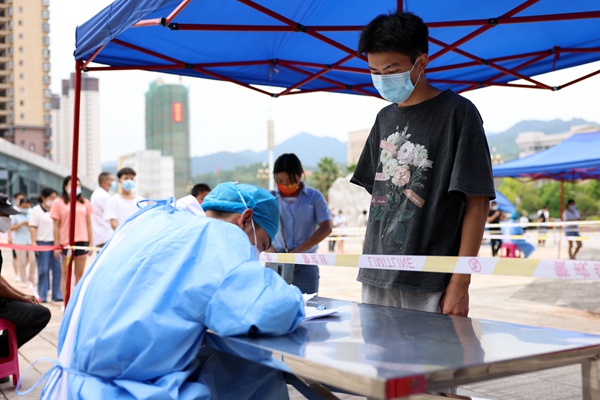 2022年9月3日，工作人员在罗甸县人民医院核酸采集点登记信息。（张良静 摄）