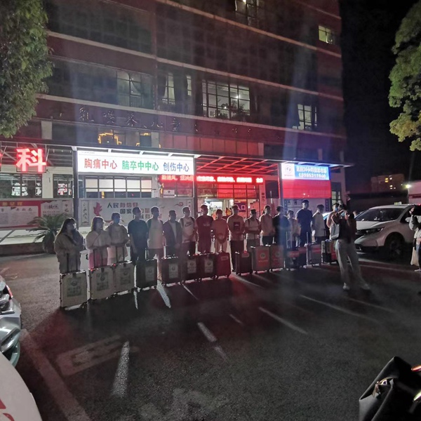 出发前合影