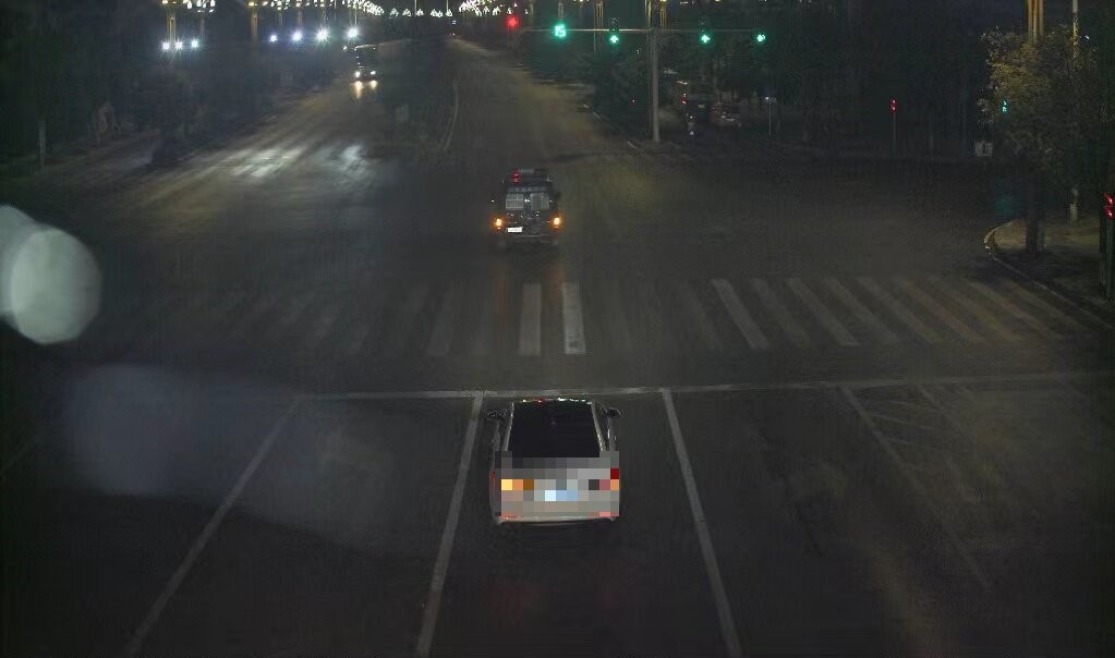 图为安顺市公安局 警车在前为群众开道。安顺市公安局供图