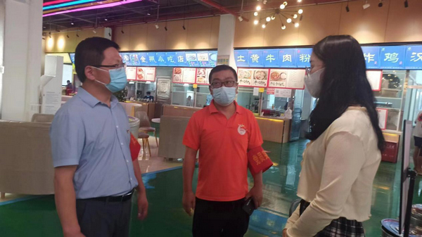 1廖軍華與同事一起在學生食堂維持學生錯峰就餐秩序.jpg