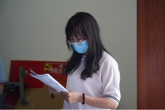 王淑容在核對物資清單。