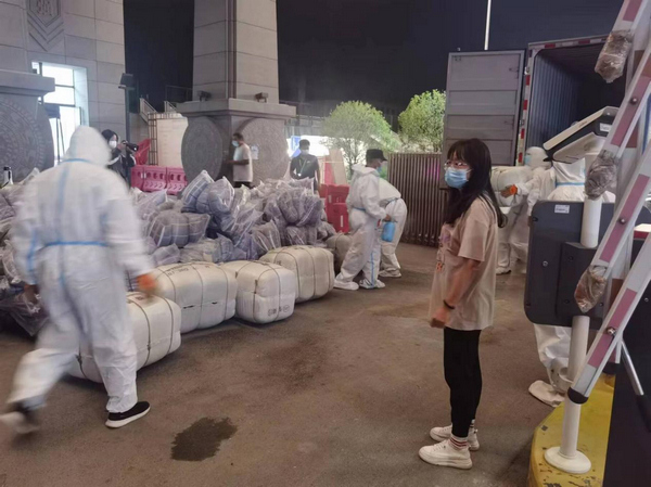 王淑容在校門口調度物資搬運。