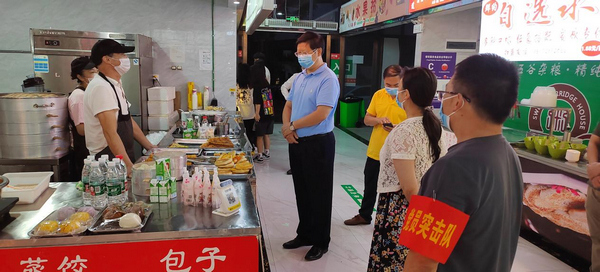 校黨委書記褚光榮每天檢查大學城校區食堂運行情況。
