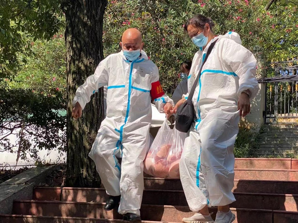 党员突击队队员为身体不便的离退休老同志送菜上门。