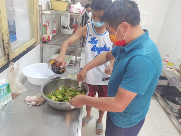 實習基地老師帶領學生自己動手做飯。
