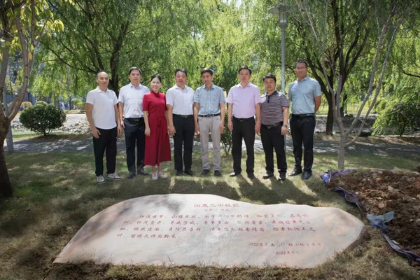教师节来临之际铜仁一中校友向母校捐赠石刻和丹桂。