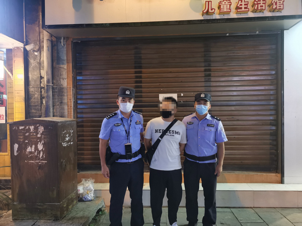 民警将在逃犯罪嫌疑人李某当场抓获。