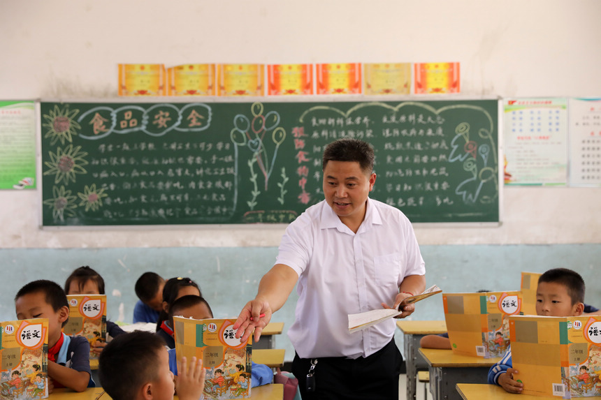 9月7日，李国斌正在给学生上课。 杨家孟摄